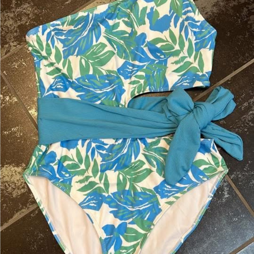 ❌SOLD❌
Tropical Leaf Print One-Piece Swimsuit
